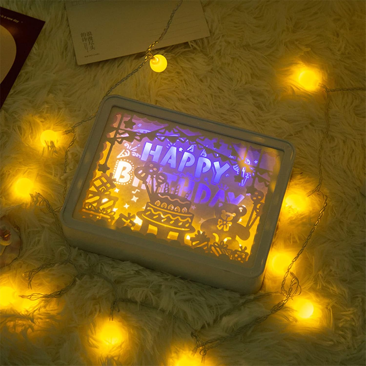 Lampa decorativa de noptiera, Zola®, cu decupaje din hartie 3D, iluminare de fundal, alimentare retea/baterii, dreptunghiulara, 15x20x5 cm, model Happy Birthday Lampa decorativa de noptiera, Zola®, cu decupaje din hartie 3D, iluminare de fundal, alimentare retea/baterii, dreptunghiulara, 15x20x5 cm, model Happy Birthday